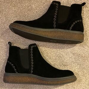 Earth elements Avens, black suede pull on ankle boots size 6